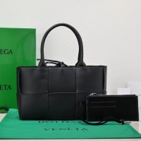 Lushentic Rep Bottega Veneta Small Arco Tote Bag in Black